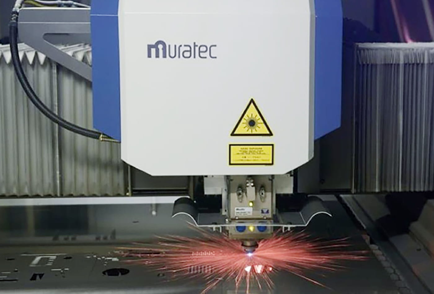 独自の技術を追求し、最新鋭の板金加工機を開発