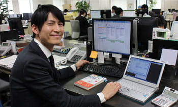 サポート部門のデスクワークの様子。