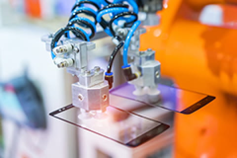 スマートフォンやタブレット端末の製造
